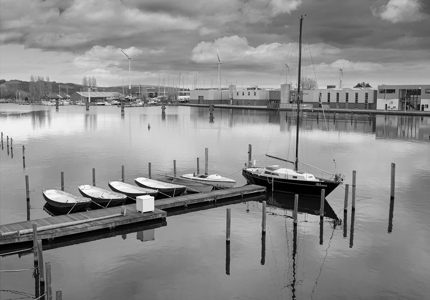 Boat in the harbour — Een eenvoudige boot in de haven van Haarlem.
