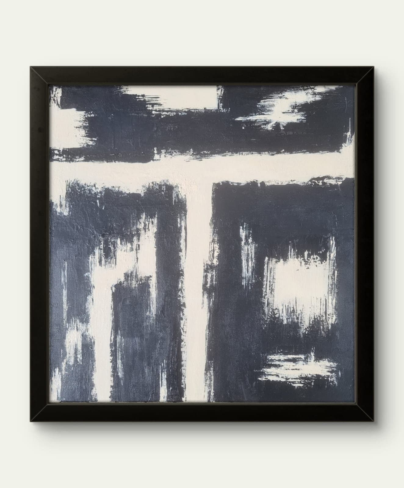 Threshold — Een abstract schilderij in houtskool en crème; droge penseelstreken kerven lichte banen door de donkere vlakken tot een ruw, verweerd kruis — rauwe textuur en stille spanning in een zwarte lijst.