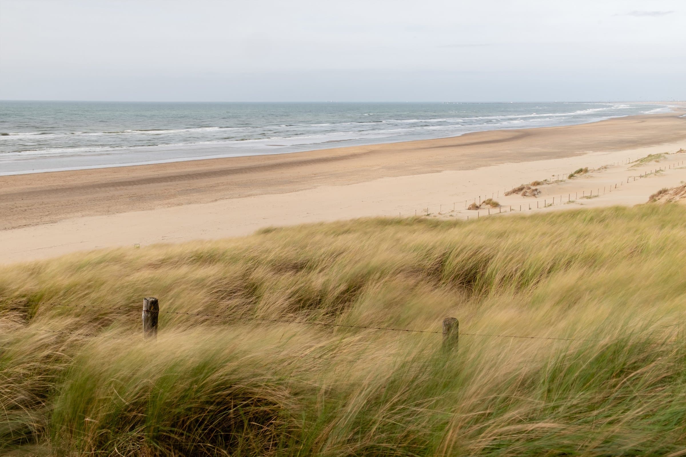 Zandvoort Beach — Prachtige foto met lange sluitertijd van het strand van Zandvoort op een zonnige dag.